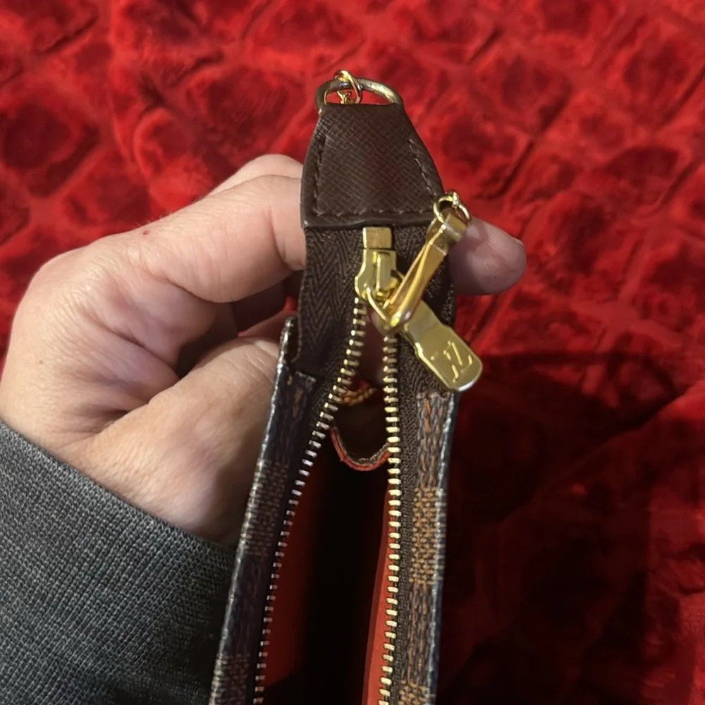 Women’s or men’s Louis Vuitton Pochette! Beautiful Red interior Mint condition - Picture 10 of 12
